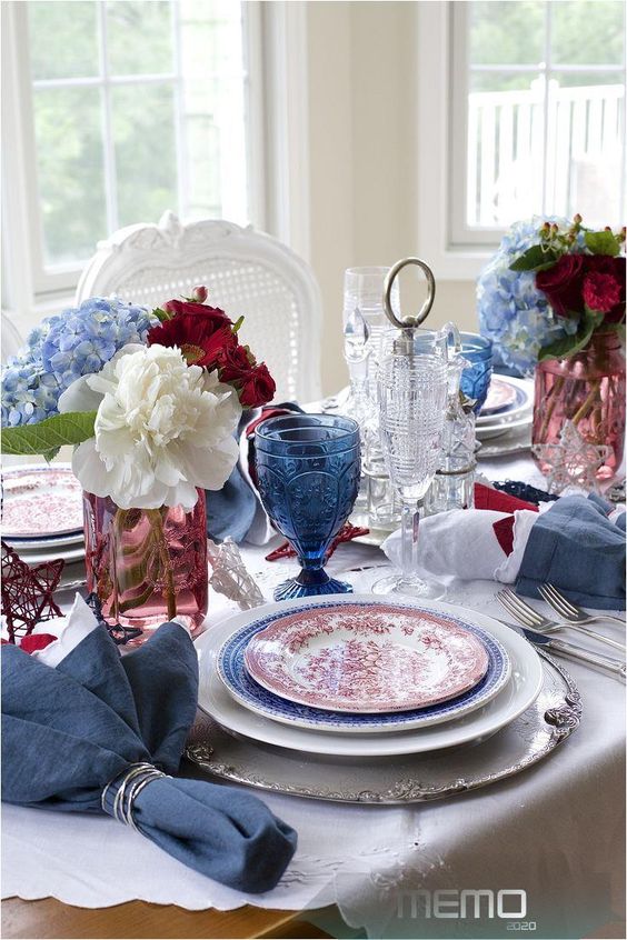 palette-coloree-mariage-art-de-la-table-bleu-rouge-wedding-designer