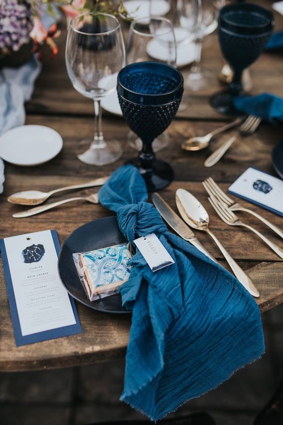 scenographie-table-mariage-serviette-verre-bleu-tendance-deco-2021