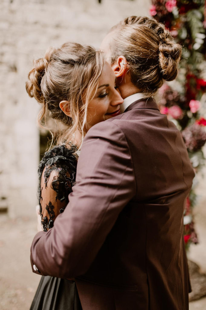 amoureux-mariage-calin-jeunes-maries-mariage-normandie-wedding-designer-deco-mariage-photo-couple
