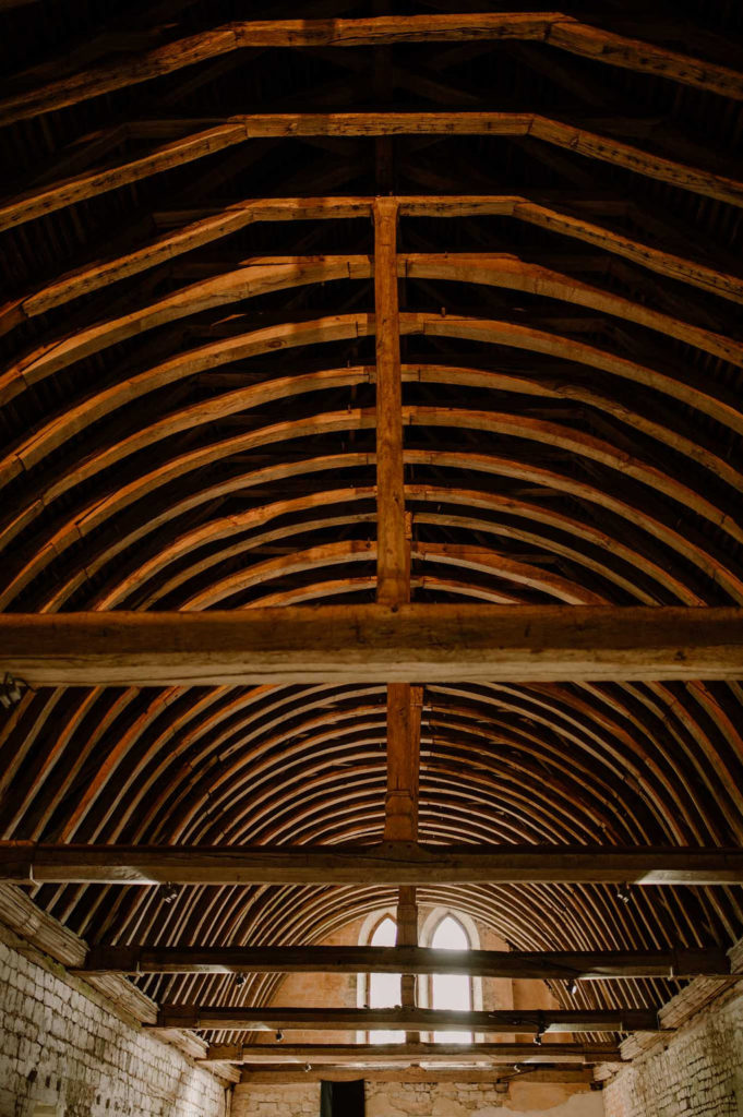 architecture-bois-salle-de-receptio-mariage-normandie-poutres-charme-deco