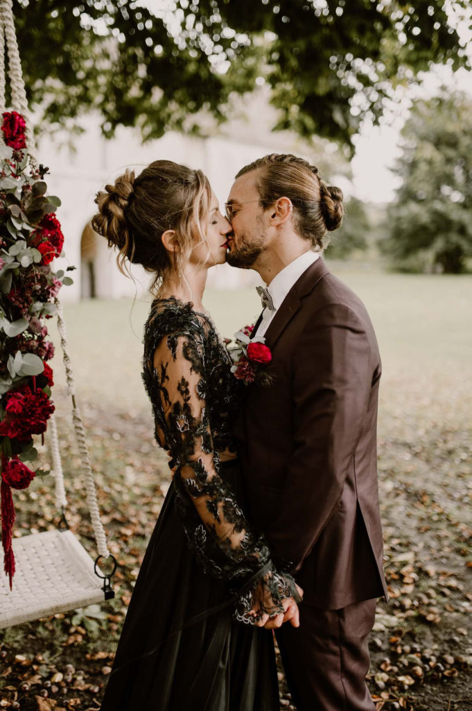 baiser-couple-maries-domaine-normandie-wedding-designer-balancoire-deco