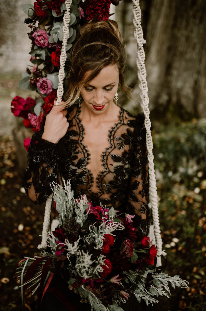 balancoire-mariage-fleurs-mariee-pose-photo-de-mariage-atypique-automne