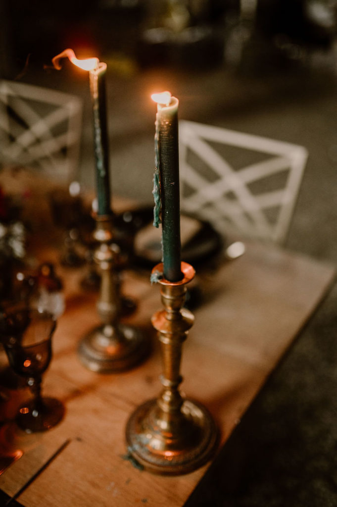 bougies-emeraude-mariage-chandelier-dore-magie-harry-potter-decoratrice-mariage-normandie-marie-desaunay