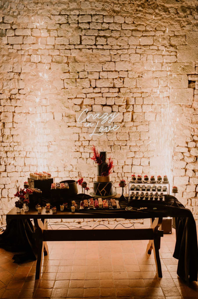 buffet-dessert-douceur-mariage-neon-fontaine-lumineuse-wedding-cake-deco-marie-desaunay