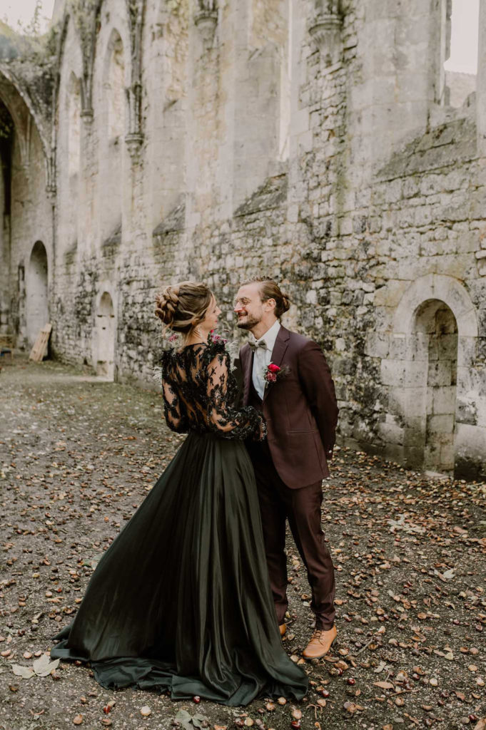 decouverte-maries-mariage-exterieur-normandie-automne-ambiance-magique-style-atypique