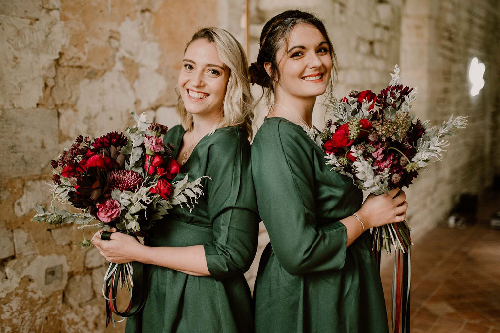 demoiselles-dhonneur-temoin-robe-assortie-bouquet-emeraude-automne