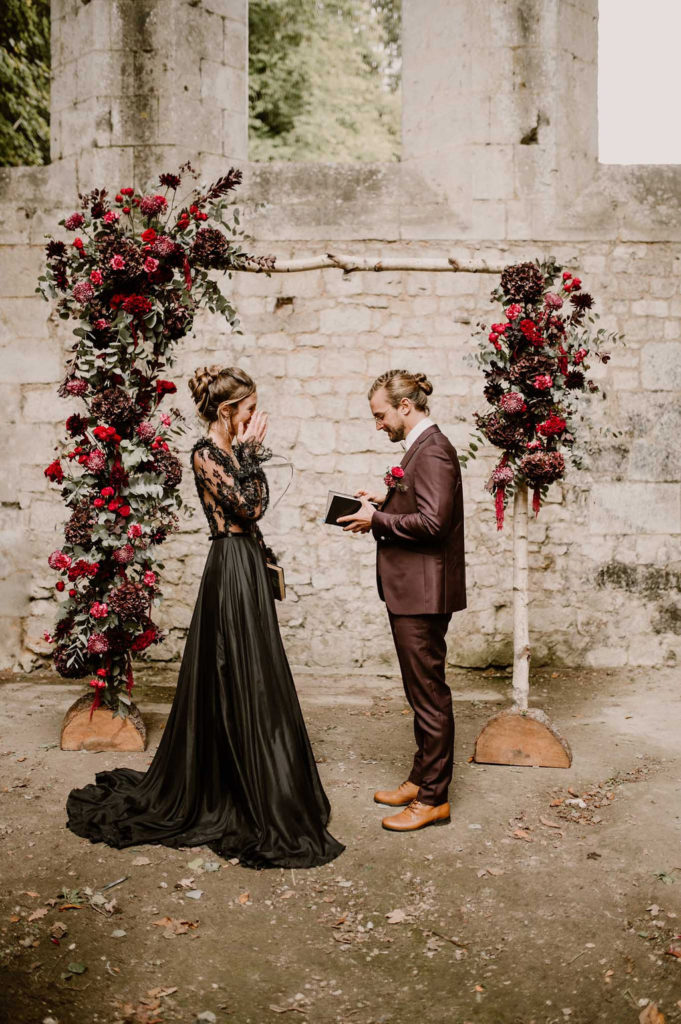 emotion-photo-mariage-couple-arche-ceremonie-laique-normandie-automne