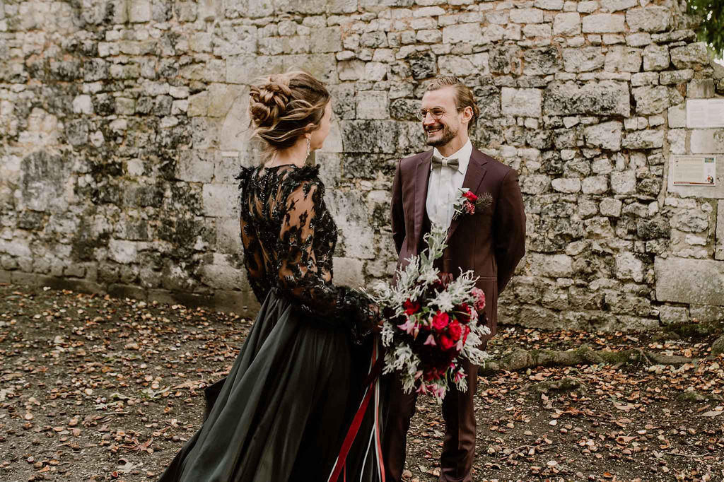 first-look-mariage-normandie-robe-noire-automne