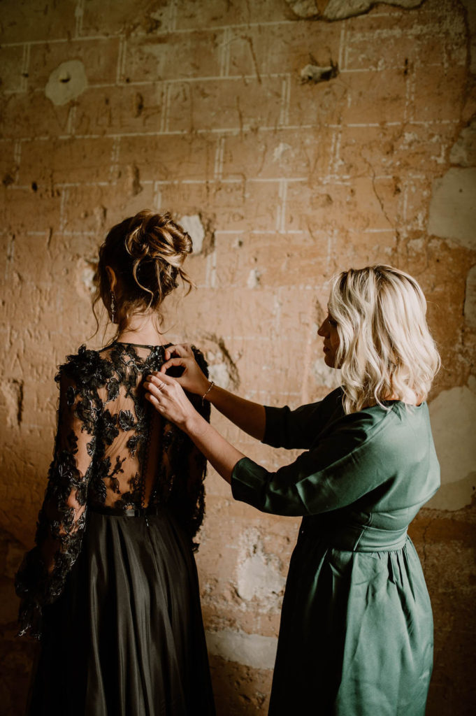 mariage-preparatifs-mariee-temoin-demoiselle-dhonneur-habillage-robe-emeraude