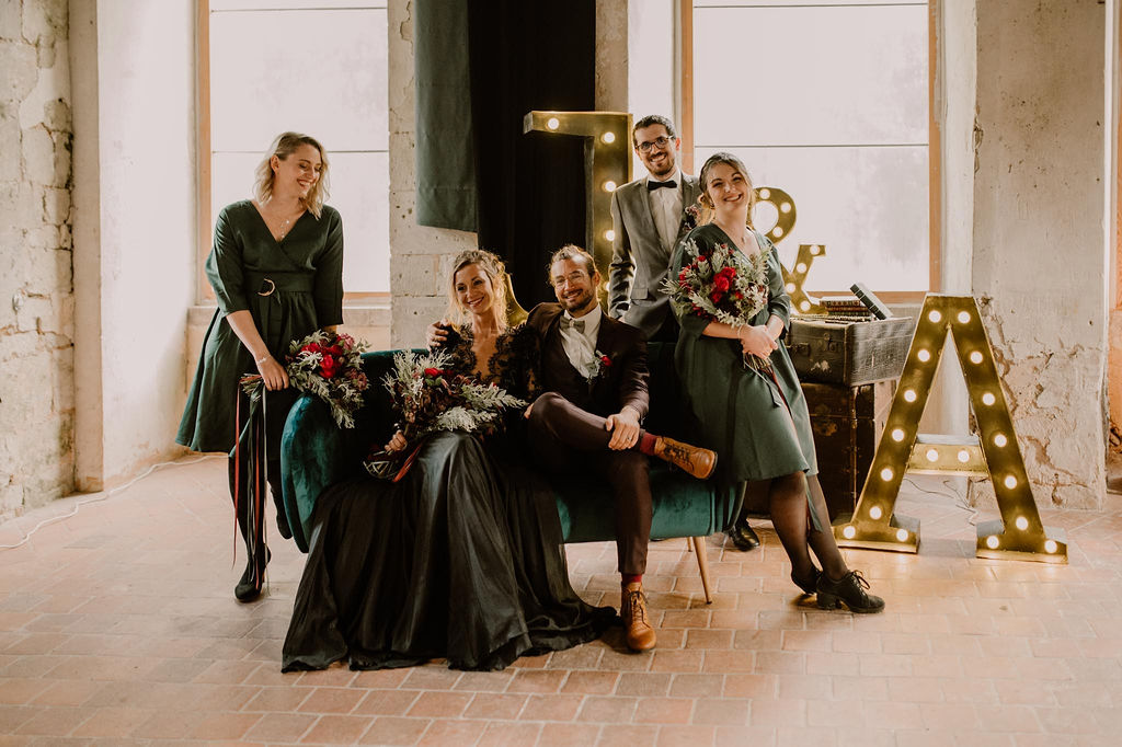 photo-de-groupe-mariage-normandie-photobooth-lettres-lumineuses-scenographie-marie-desaunay