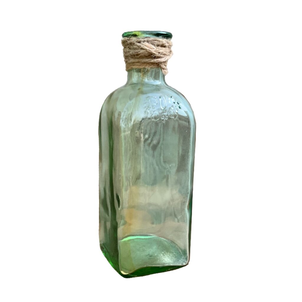 Vase bouteille carrée en verre vert transparent

décoration de mariage pas cher