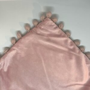 Coussin velours rose à pompons