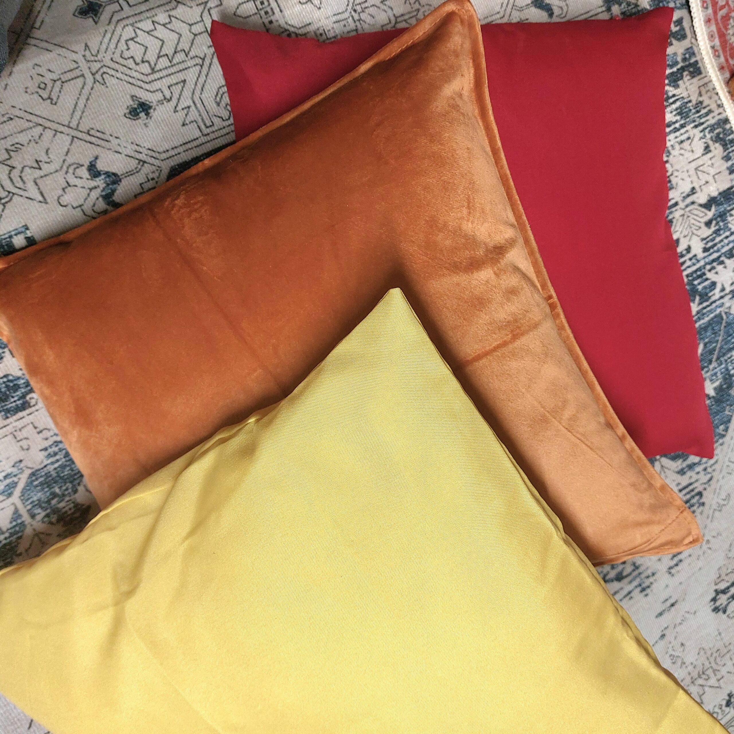 coussins rouge orange jaune