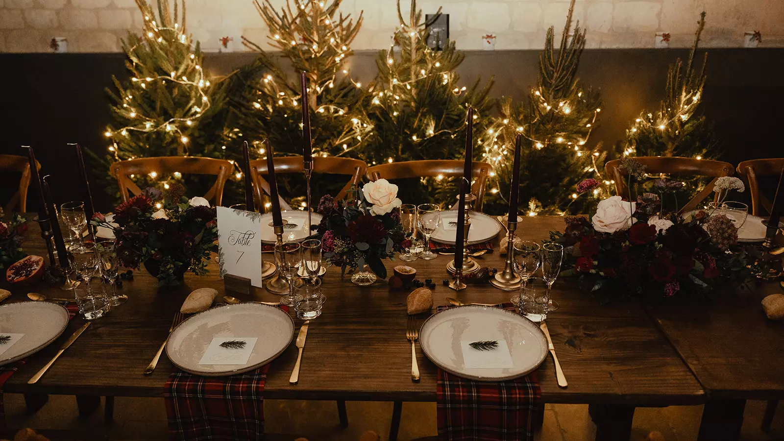 photos de mariage de noel tables en bois chaleureuses