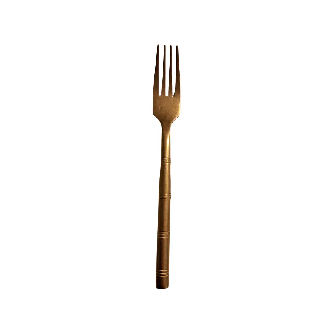 Fourchette dorée mat au design élégant pour la location de décoration de mariage en Normandie.
