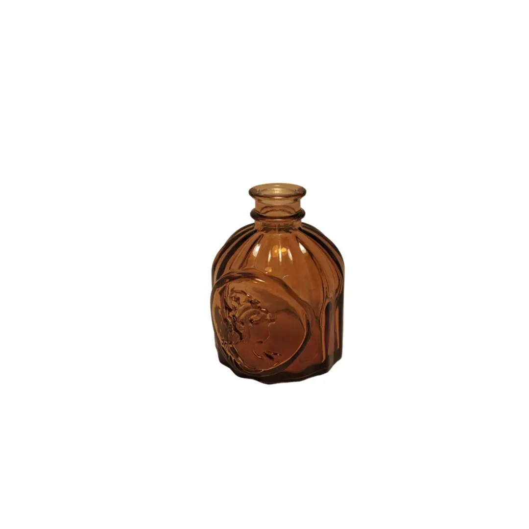 Petit soliflore en verre ambré avec motif en relief, disponible à la location pour la décoration de mariage et d’événements.