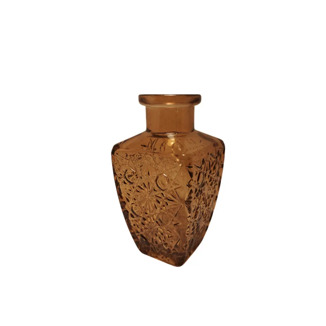 Soliflore en verre ambré texturé, disponible à la location pour une décoration de mariage élégante et bohème.