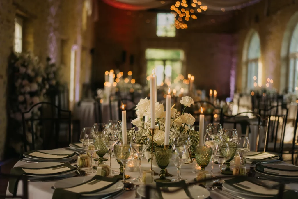 Décoration de table élégante avec un mobilier élégant pour le diner, espace clé du mariage