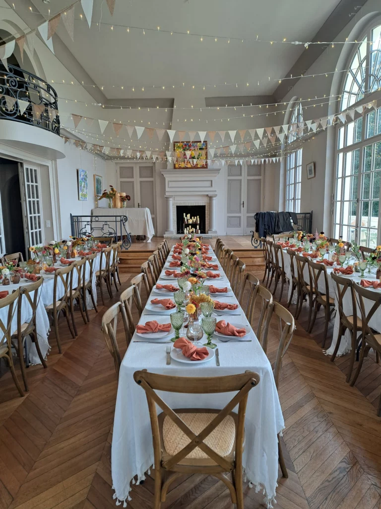Scénographie de mariage en Normandie montrant comment le wedding design crée une ambiance élégante et cohérente.