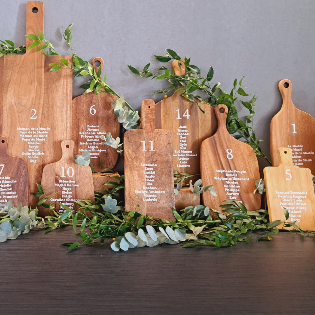 Plan de table en planches en bois avec numéros et feuillage naturel en Normandie