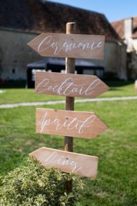 panneau directionnel en bois - allier l'utile à l'esthétique!