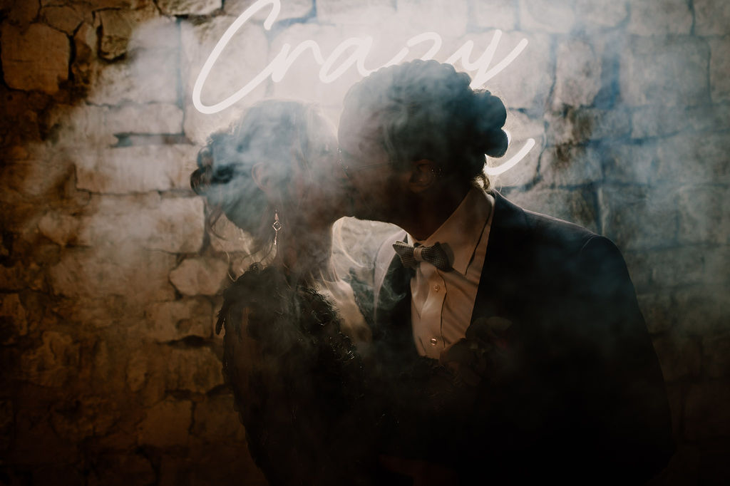 couple-mariage-fumee-photo-neon-crazy-in-love