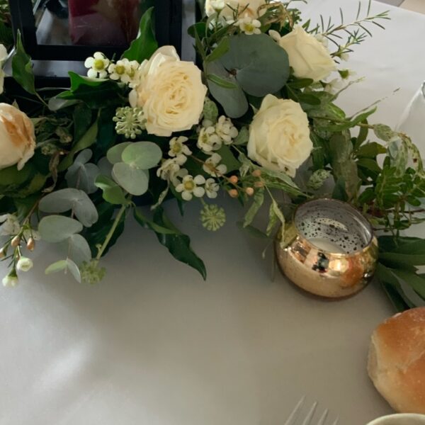 Composition florale et photophore mercurisé sur table de mariage