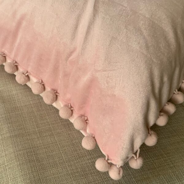 Coussin rose velours pompons