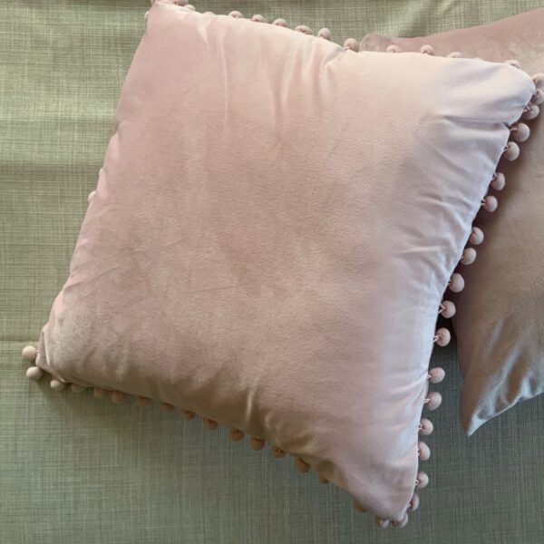 Coussin velours pompons
