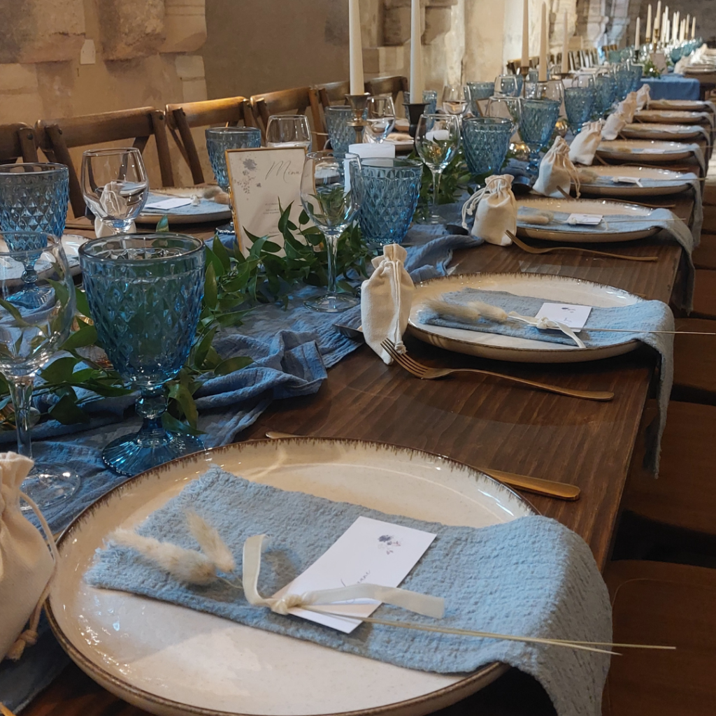verre chemin de table bleu mariage en Normandie