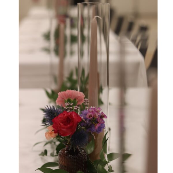 Centre de table mariage fleurs et chandelier en verre