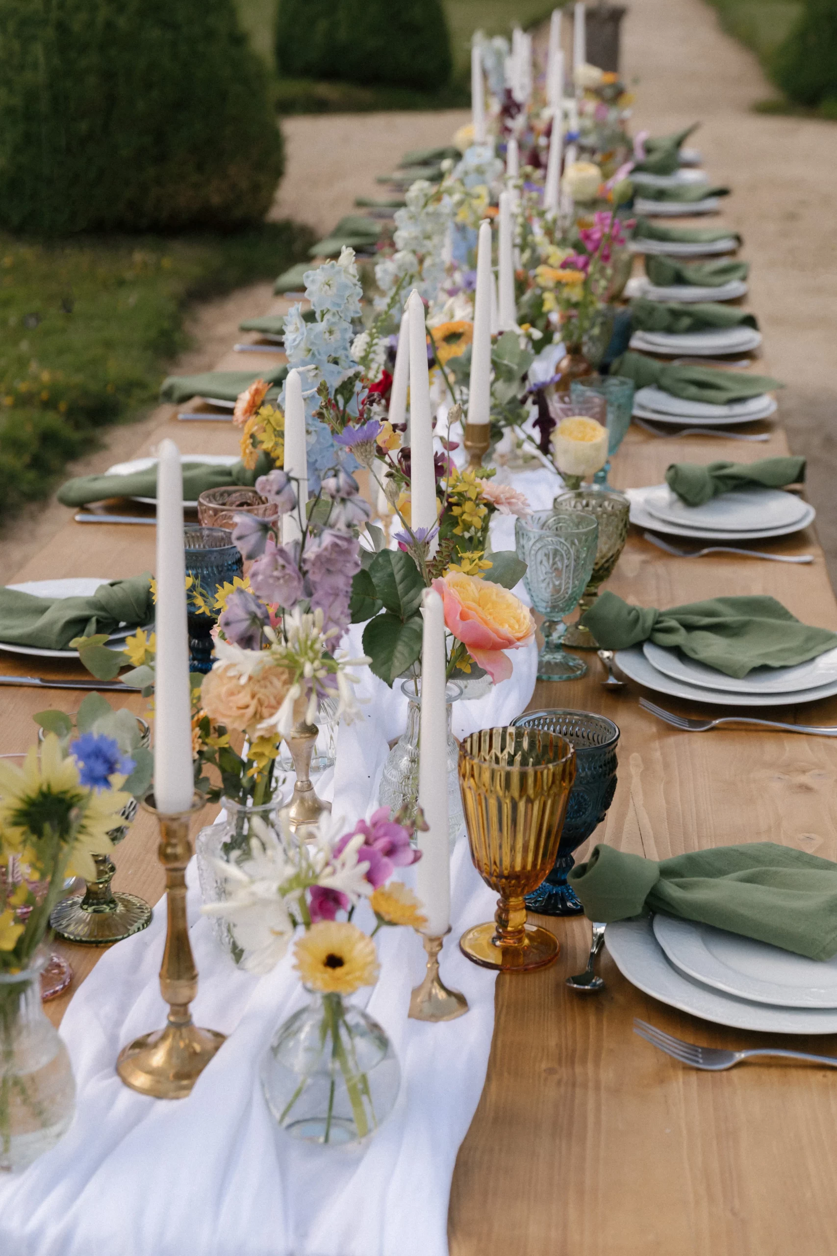 Table colorée pour mariage festif
