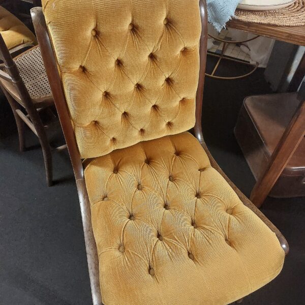 chaise jaune