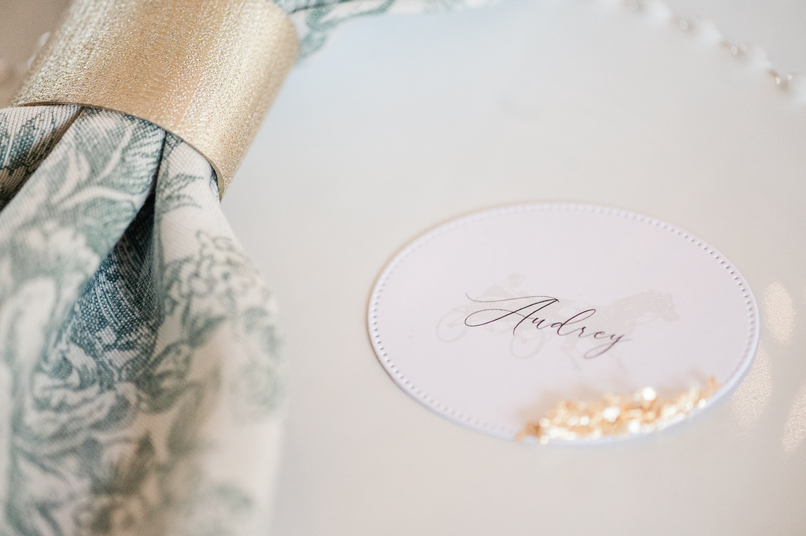 papeterie sur-mesure, marque-place original dorure créé par Marie Desaunay, wedding designer en Normandie