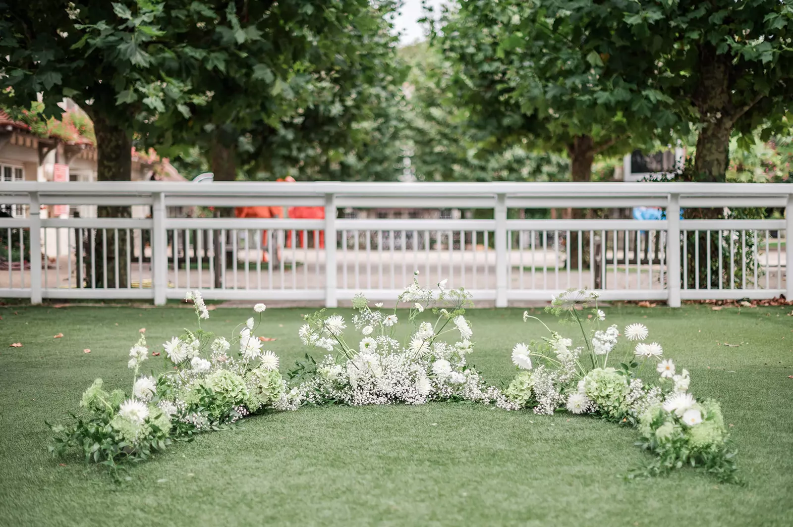 photos de mariage Shooting-Hippodrome arche au sol prairie cérémonie laïque exterieur