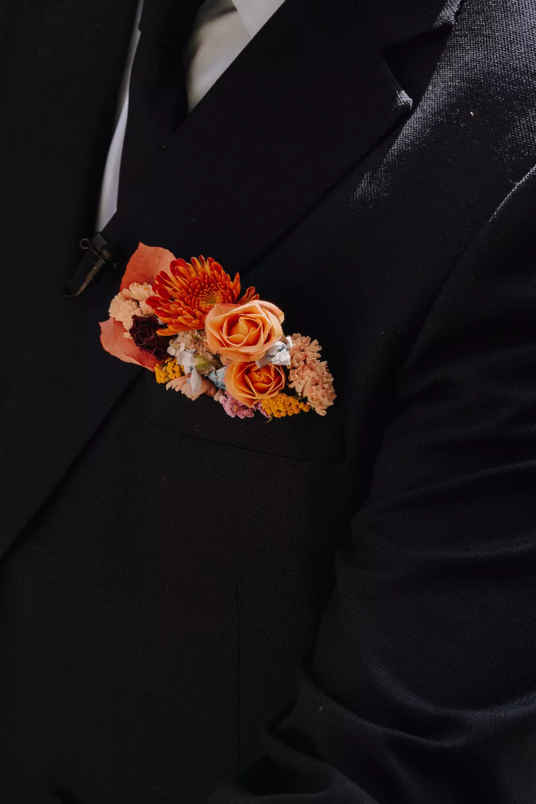 photos de mariage coloré accessoires marié pochette