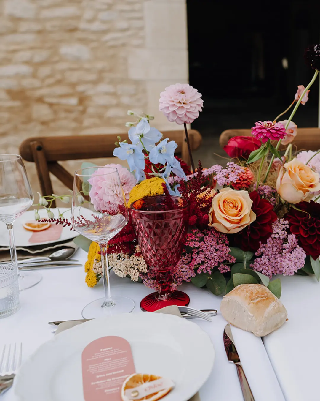 photos de mariage coloré décration de table verres colorés
