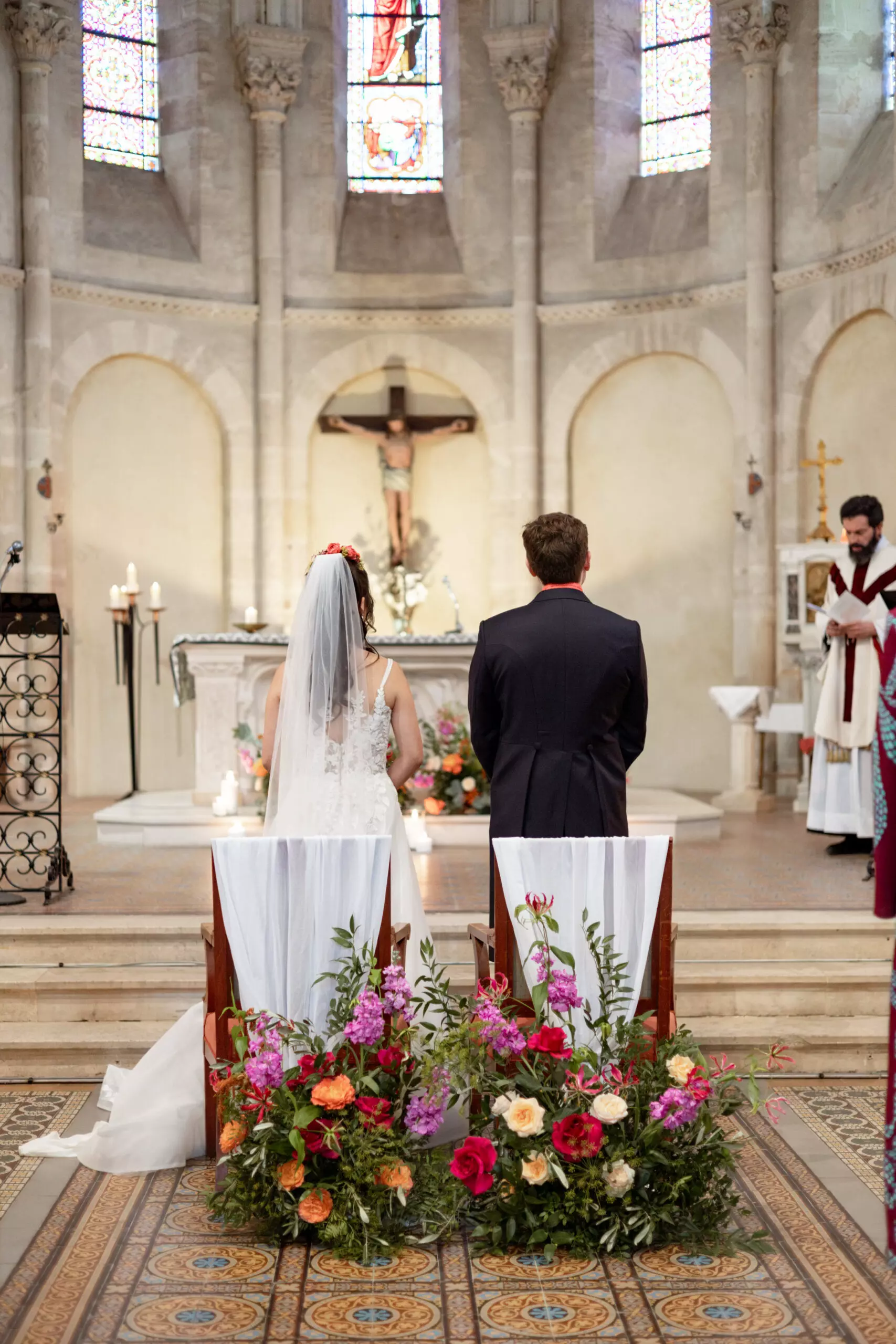 photos de mariage coloré décoration d'église normandie