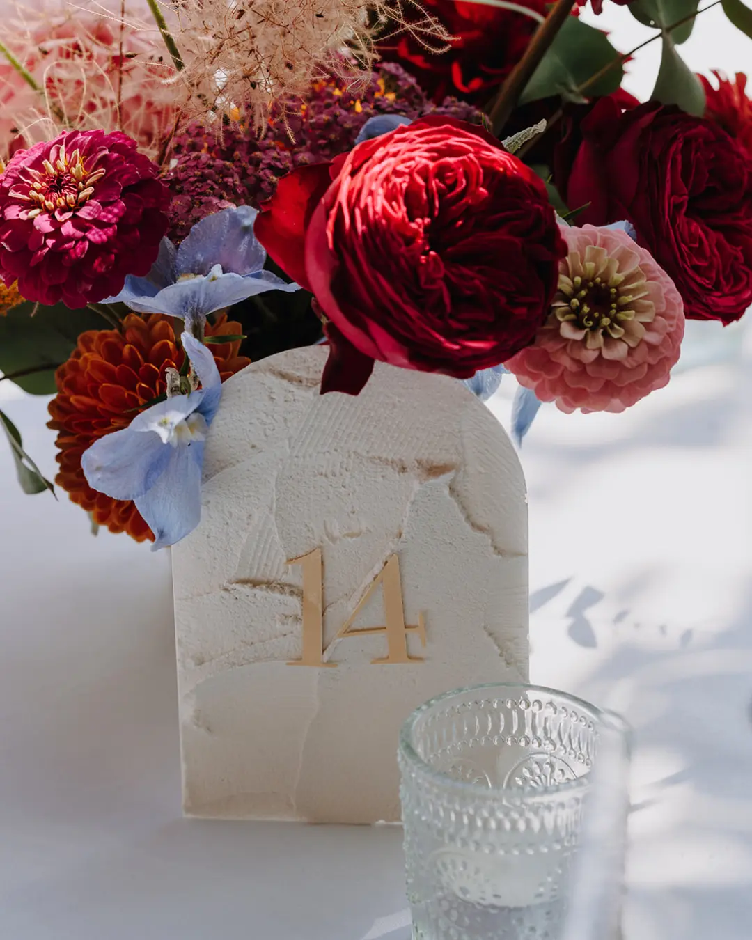 photos de mariage coloré décoration numero de table centre de table