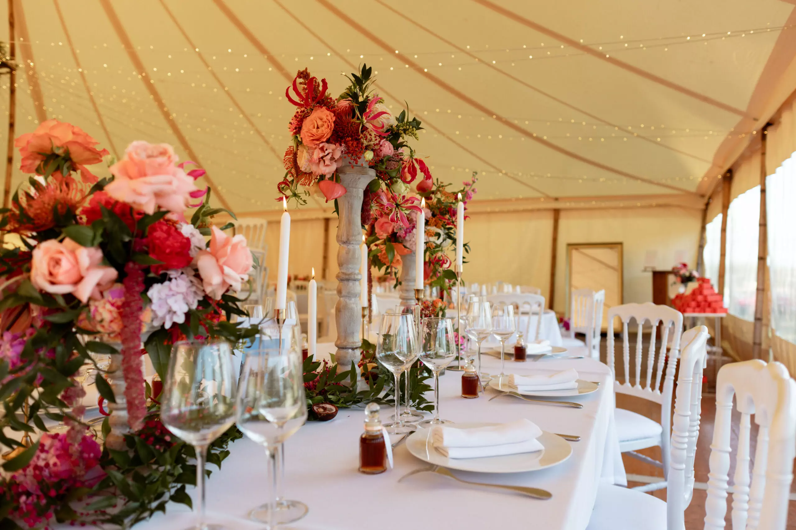 photos de mariage coloré sous tente de reception bambou normandie