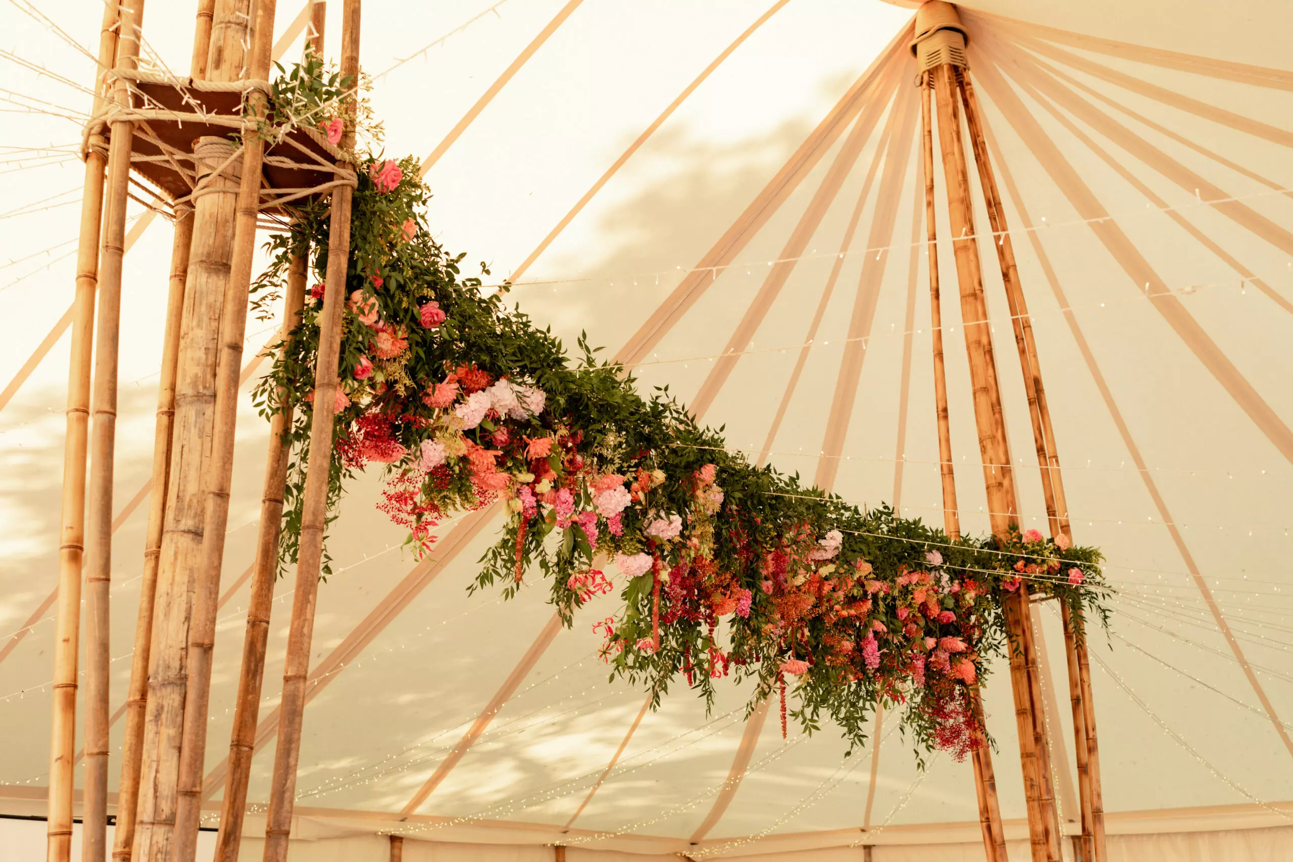 photos de mariage coloré suspension fleurie xxl