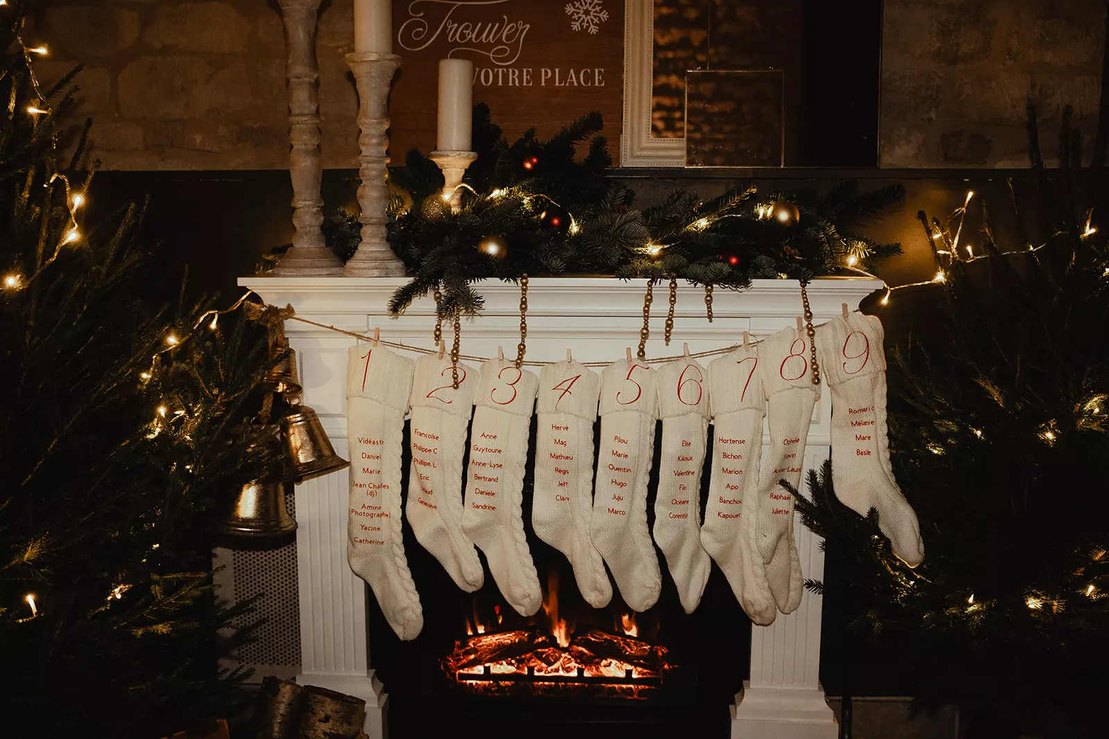 photos de mariage de noel plan de table original sur cheminée chaussettes suspendues