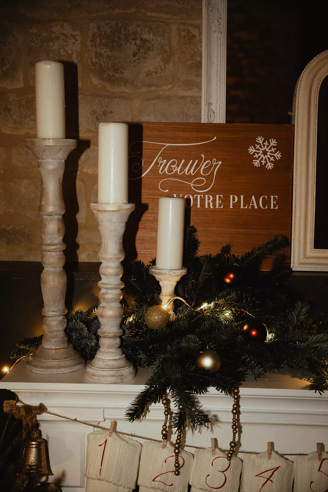 photos de mariage de noel plan de table sur cheminée chandeliers