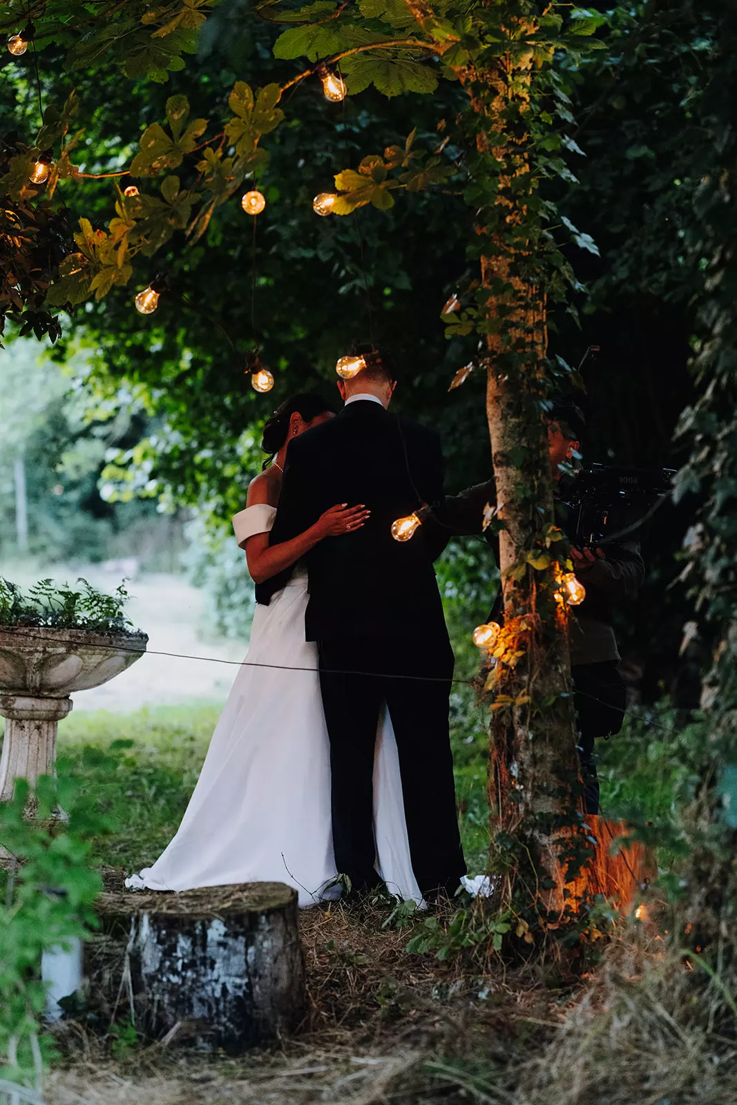 photos de mariage décoration couple de mariés de dos