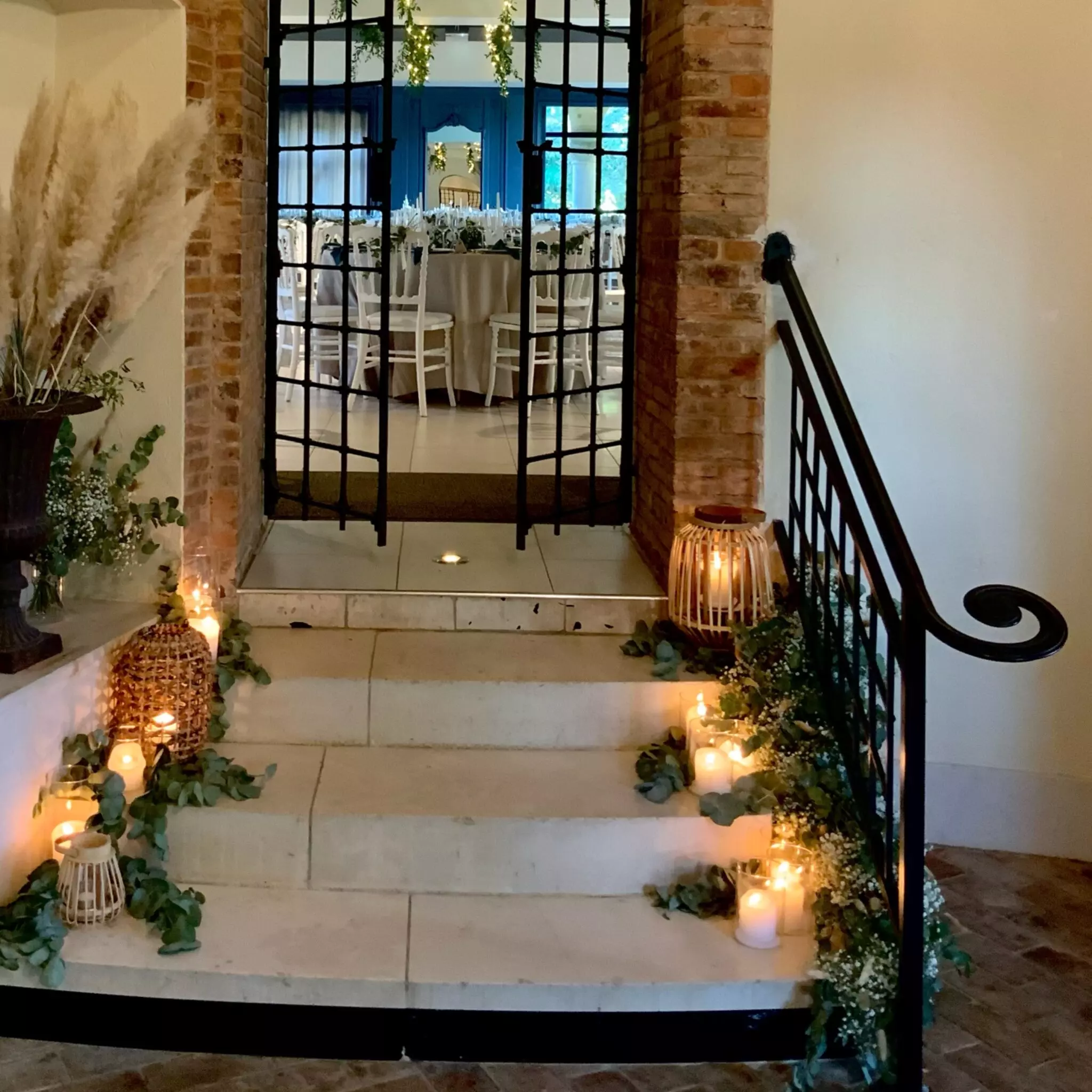 photos de mariage entree salle marches lanternes et bougies