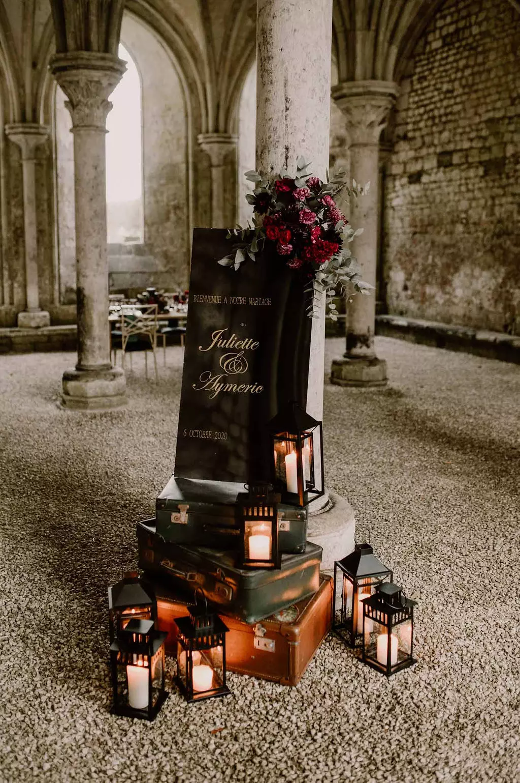 photos de mariage panneau-bienvenue-mariage-normandie-valise-vintage-lanternes-fleurs