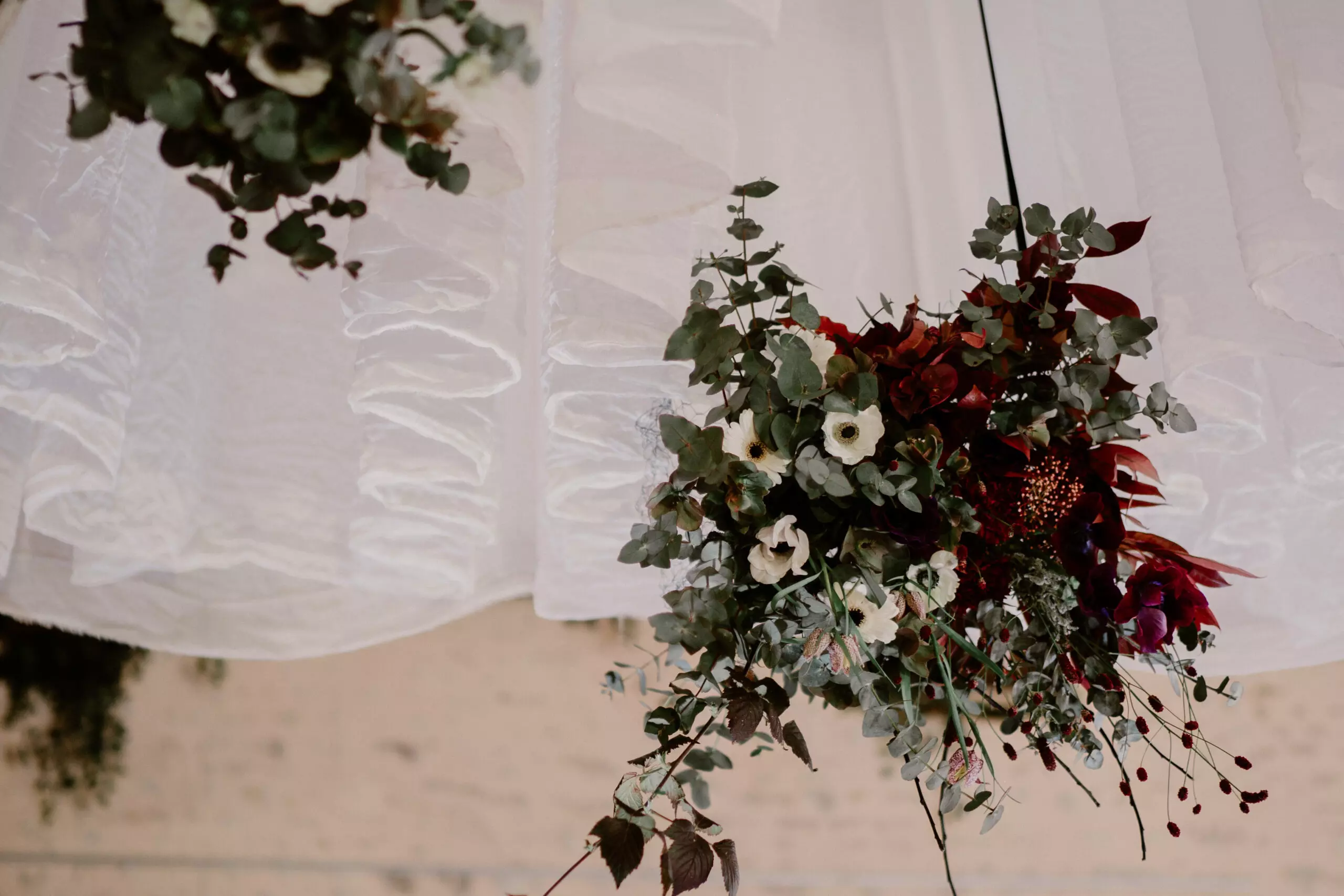 photos de mariage plafond voilage fleurs chateau des requetes