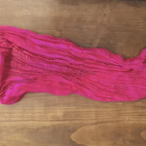 Chemin de table fuchsia lumineux en location pour la décoration de mariage en Normandie.