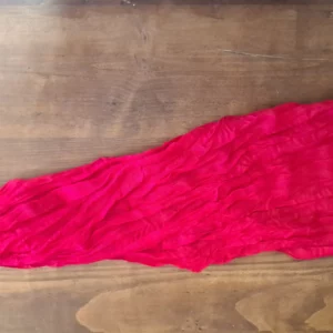 Chemin de table rouge Hilaire en location pour mariage en Normandie.