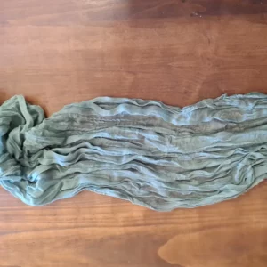 Chemin de table vert sauge Félicie en location pour mariage en Normandie.